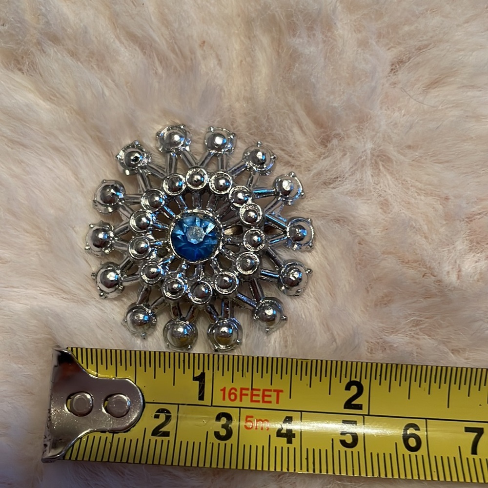 Vintage Silver coloured and blue rhinestone brooch - Picture 6 of 6